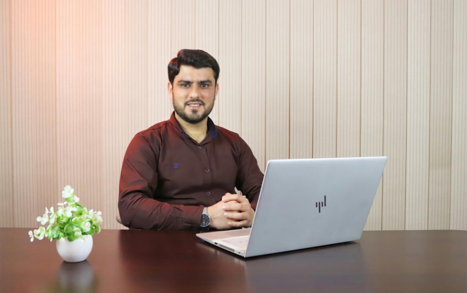 Participants travaillant sur des analyses financières lors d'une session de formation