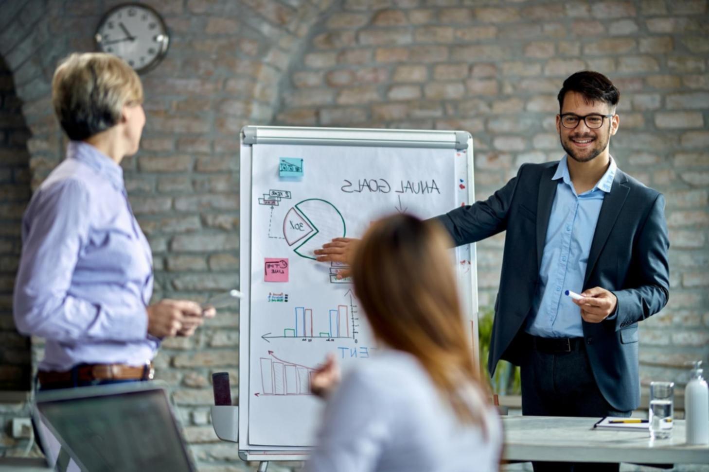 Espace de collaboration partenaires avec équipes travaillant sur analyses budgétaires