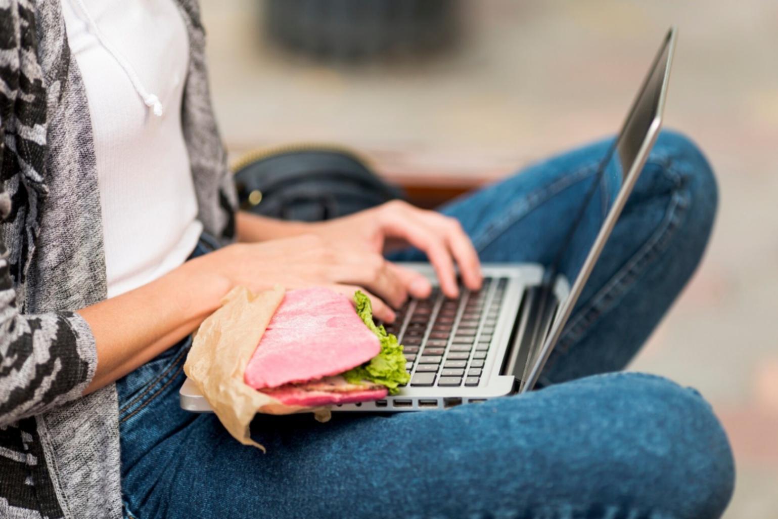 Professionnel travaillant sur l'analyse d'écarts budgétaires avec documentation et ordinateur
