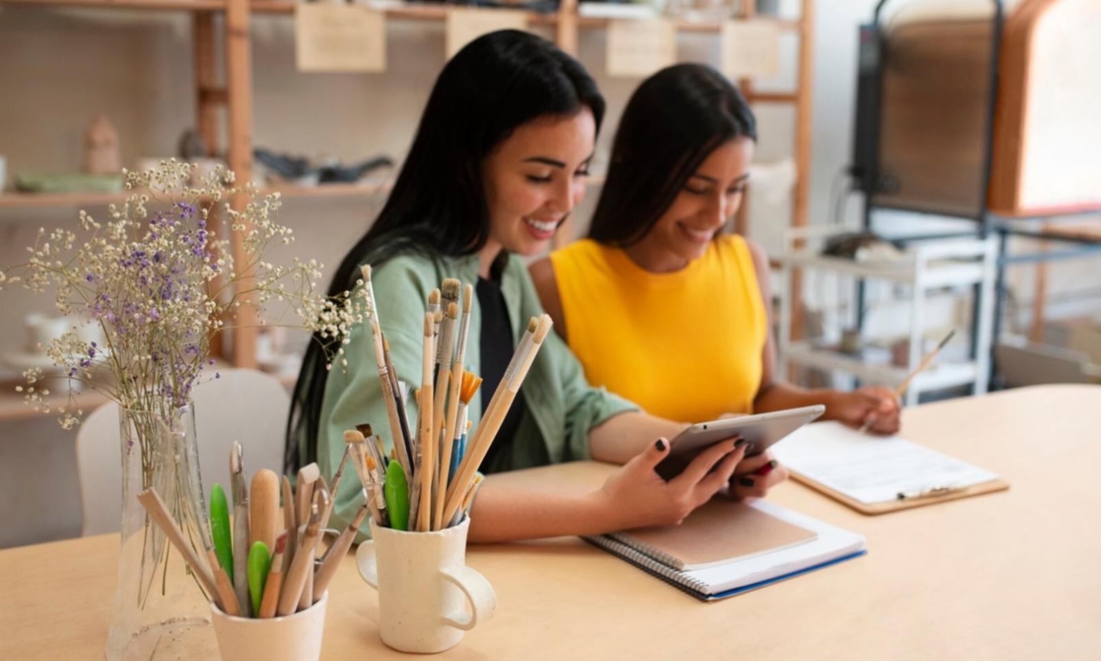 Atelier d'analyse budgétaire en groupe avec participants travaillant sur des études de cas financiers