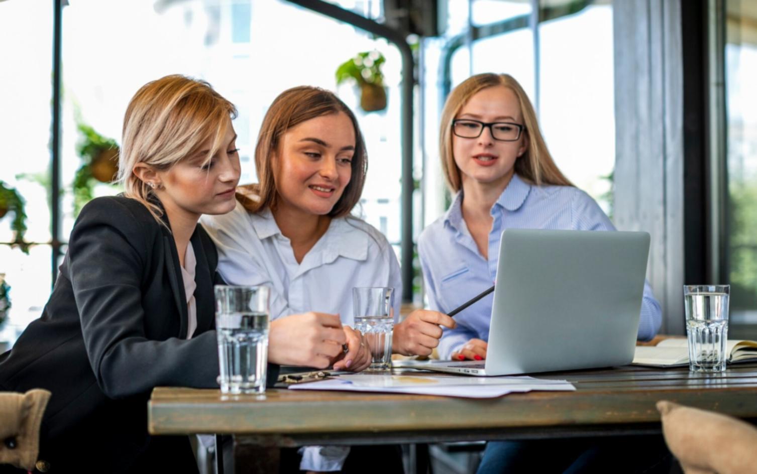 Équipe d'analyse financière travaillant sur des données budgétaires