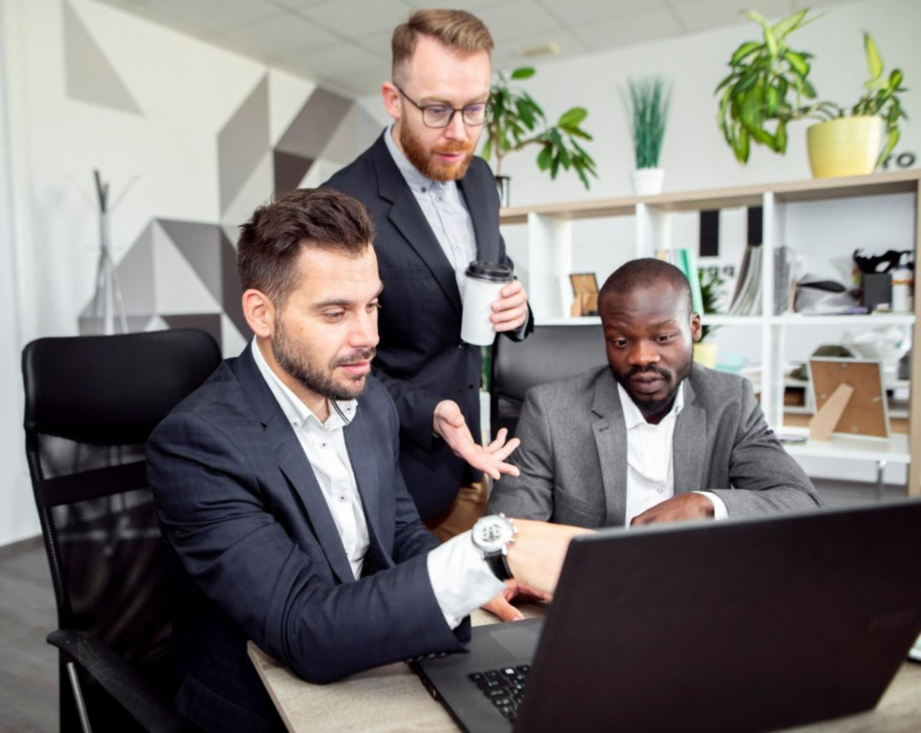 Professionnels échangeant autour d'analyses budgétaires lors d'un atelier collaboratif